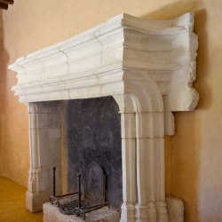 Cheminée moulurée de style gothique flamboyant