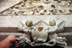 Sculpture  d'angelots sur manoir du XVe siècle