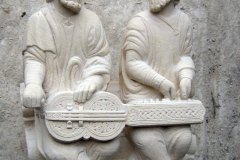Reproduction des joueurs d'organistrum de Saint Jacques de Compostelle XIIIe siècle