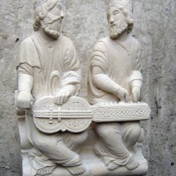 Reproduction des joueurs d'organistrum de Saint Jacques de Compostelle XIIIe siècle