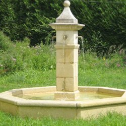 Fontaine de village du XIXe siècle