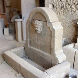 Fontaine de village à mascaron du XVIIIe siècle