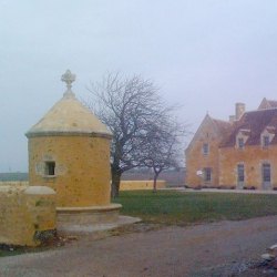 Puit de ferme avec masse d'arme en couronnement du XIXe siècle