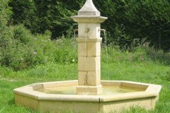Fontaine de village du XIXe siècle